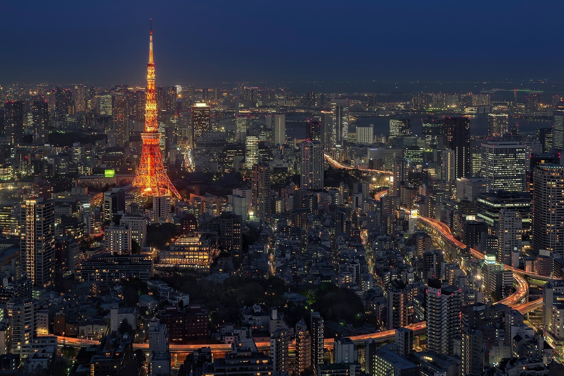 Torre de Tokio de noche (Japón). Fotografía de viaje, paisaje de ciudad y nocturna.