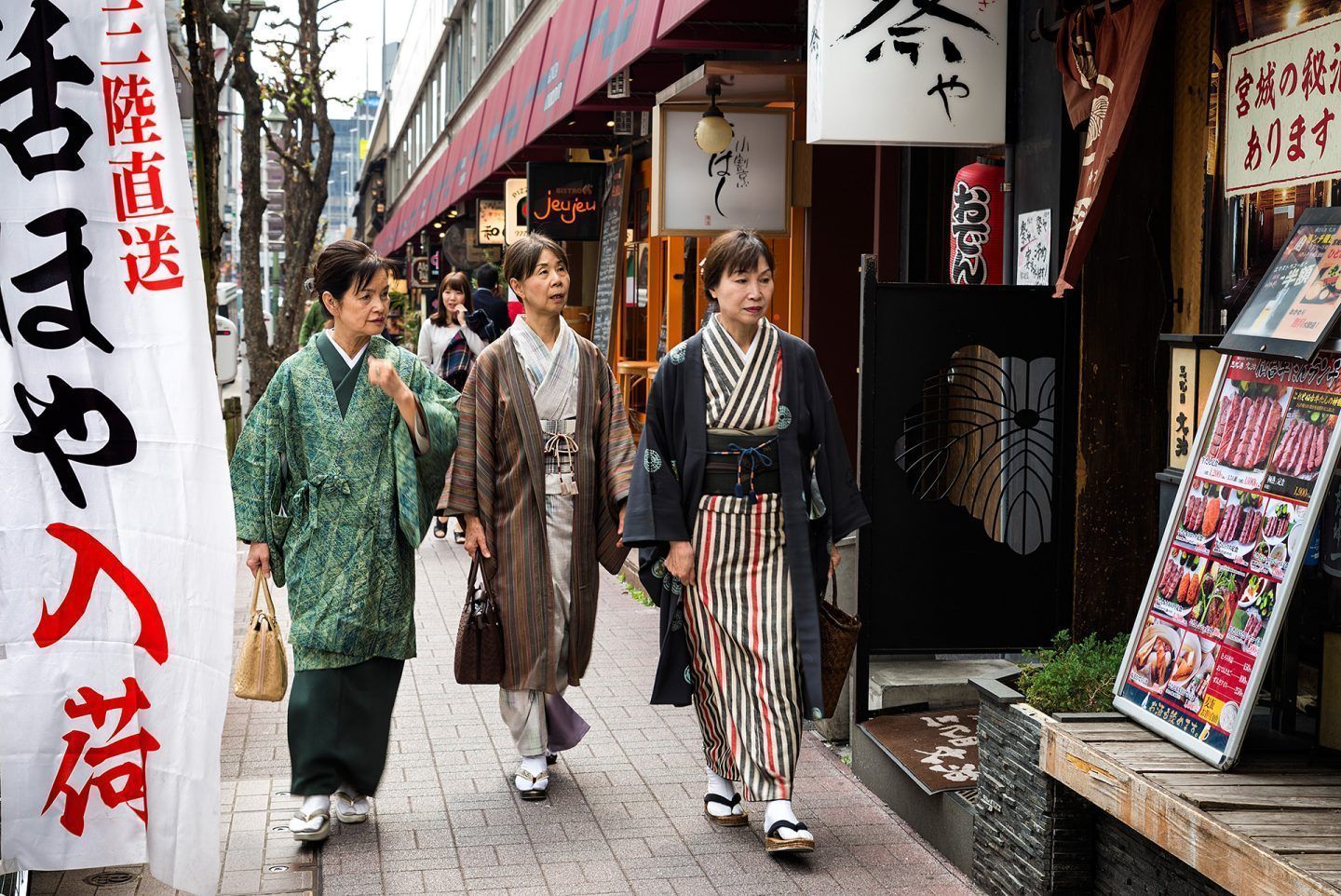 Mujeres con vestidos tradicionales japoneses en el barrio de Yurakucho (Tokyo - Japón).